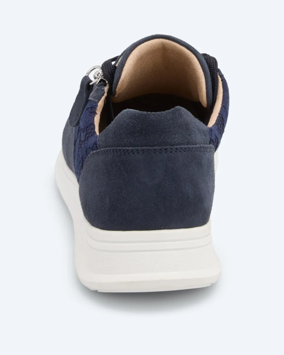 Sneaker mit Blumenspitze